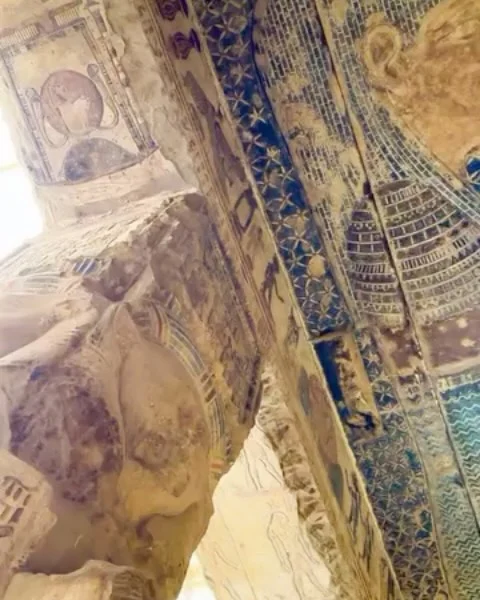 Nut es la Diosa del Cielo 🌌 . Conectada con Hathor y con Isis. Ella es la Vía Láctea. La luz de las estrellas y la oscuridad y el vacío fértil del espacio estelar.
Según la visión de la Ciencia Sagrada del Antiguo Egipto, el mundo es interior.
Nut es el mundo interior (duat), y el Cielo, la Vía Láctea, las estrellas, son su cuerpo, su proyección exterior. Nosotros somos sus hijos.Todo empieza dentro.
El cielo es una proyección de la dimensión interior de la existencia.Era muy común que Nut estuviera pintada dentro de los sarcófagos porque se consideraba que el alma volvía al duat, al mundo interior, al cuerpo de Nut. En ese sentido, Ella es origen y destino. De ahí que está relacionada con el nacimiento y la muerte.Ella es el vasto cielo azul, el vacío fértil. También la noche 🌌. En francés, noche es “nuit”, en mallorquín y en catalán es “nit”, en italiano “notte”.
Durante el sueño volvemos a Ella, así morimos un poco cada día, la visitamos de nuevo, entramos en el mundo interior, que es su cuerpo, el duat.
De su unión con la Tierra (Geb), nacen las polaridades: la vida y la muerte, la fructificación y la putrefacción, el orden y el caos.
En el Equinoccio, ofrezco una sesión de Transmisión de Sonido Sagrado.
Entramos en su cuerpo, cuidamos y nutrimos el vínculo que nos une con los reinos de la Naturaleza y lo Divino, y desde ese estado de conciencia, plantamos semillas de paz para que se proyecten al mundo exterior.La Transmisión de Sonido Sagrado según las enseñanzas de mi maestro Zacciah Blackburn es algo muy sagrado para mí. Una experiencia única y trascendente que sigue dando frutos semanas y meses después.“No es solo la frecuencia del sonido lo que crea, sino también la intención de quien lo realiza.”— Jonathan GoldmanTienes la información completa en el post anterior y en el LinkTree de la bio. O escribe NUT y te envío todos los detalles.#diosaNut #Kemet #Chamanismo #sonidosagrado #Egipto