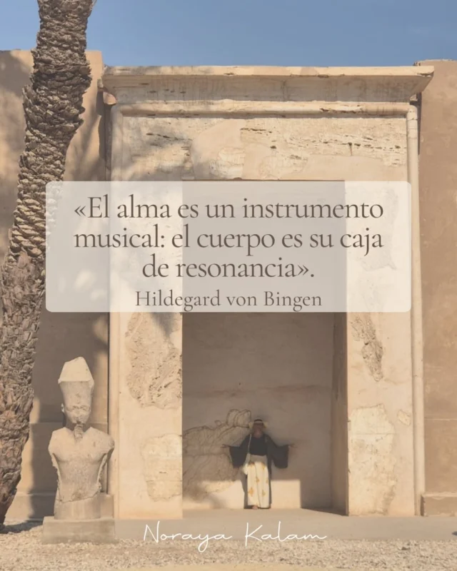 𓆸 EQUINOCCIO
Transmisión de Sonido Sagrado:
“El vientre de Nut. Entrando en el corazón de los Misterios.”📆 Sábado 21 de marzo, presencial en Madrid y online vía Zoom.𓆸 Transmisión a través las enseñanzas recibidas por mi maestro y hermano estelar Zacciah Blackburn y mis propios linajes familiares y espirituales. Sintonizamos con la frecuencia Nut, la Madre del Cielo. Ella es a la vez la luz blanca y brillante de las estrellas que conforman el cuerpo de la Vía Láctea, la oscuridad que acoge a las almas que dejan el cuerpo físico y también a las que esperan renacer en la Tierra.
En ella reside la posibilidad entre la inhalación y la exhalación.𓎛 La voz y su combinación con ciertos instrumentos ha servido siempre como vehículo de transmisión. En el Antiguo Egipto (Khemet) no era distinto. La voz hablada y cantada se consideraba un medio mágico y poderoso para conectar con la dimensión interior en la que habitan los dioses. Los cantos sagrados se conocían como Hekau, y se consideraban expresiones mágicas de la Divinidad, pues la voz y el sonido forman parte de algunos de los mitos más importantes de la creación del universo.
Más tarde, en la época grecorromana, las sibilas utilizaban la voz con fines oraculares, y en ambos casos, la voz servía de puente entre los mundos.
𓆸 El próximo sábado honramos el Equilibrio entre la luz y la oscuridad.  Nos alinearemos con la energía viva que conecta el cielo y la tierra. Nos acercamos a la Transmisión de Sonido como forma de rezo para la restauración de Ma’at, la Verdad, la Justicia, la Armonia y el Orden cósmicos, conocidos en sánscrito como Dharma y en la Antigua China como el Tao. Nos acercamos con reverencia y respeto. Empezaremos liberando nuestro pericardio, y en la espaciosidad de nuestro corazón invitaremos al Gran Misterio.🕰️ Horario: de 18pm a 20:30pm (CET)- 40€
Sesión presencial en Madrid (Madrid Río) y en directo vía Zoom (grabación disponible durante 1 semana)Apertura de puertas a las 17:30hs🔗 Link de registro en la web y el LinkTree de la bio. (Más info en el post anterior)
¡Te espero con los brazos y el corazón abiertos, será una experiencia maravillosa!
En amor y servicio,
Noraya