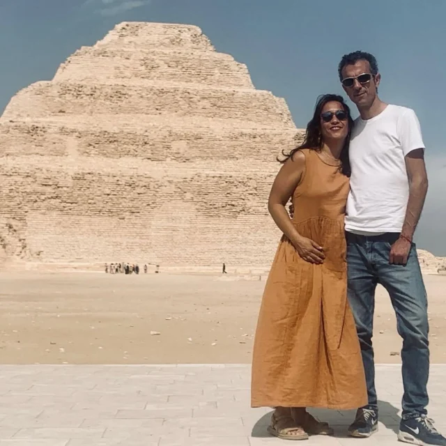 El pasado dia 20, con el Solsticio, Alejandro y yo celebramos 24 años de caminar y madurar juntos, cada uno a su ritmo, y a la vez envueltos en un pulso común que llamamos Amor. Un amor que lo acoge todo, nuestras partes densas, difíciles y oscuras también. El amor que incluye también el conflicto, va más allá de un sentimiento, nos lleva a crecer y madurar nuestras heridas y a liberar nuestros recursos internos. Es algo que necesita tiempo, paciencia. Un regalo para quienes perseveran.
Alejandro me enseña que perseverar en el amor trae dicha, una dicha profunda y pacífica.
También me enseñó hace mucho que el amor real es amar la libertad del otro (aún lo estoy aprendiendo). Y que esa libertad se ejerce desde una responsabilidad sagrada, hacia lo que se ama, la pareja, los hijos, la familia y la vida que se construye conjuntamente día a día. En palabras de Erich Fromm:
“Amor no significa ausencia de conflictos. El amor no es un lugar de reposo, sino “un desafío constante, un moverse, crecer, trabajar juntos”Gracias a la Vida por reunirnos tantas veces.
Gracias por sostenerme cuando yo no puedo y hacerme reír cuando menos me lo espero. Contigo todo es mejor. Te adoro ♥️Algo sobre nosotros:
Yo tengo a Venus en Leo, él en Capricornio.
Yo tengo el Sol en conj. con Plutón en Libra. Él tiene el Sol en Piscis, donde está mi Medio Cielo, mi propósito y mayor aspiración.
Los dos tenemos el Sol en casa 4, la familia, el hogar, es donde brilla nuestro Sol, donde está nuestro Ser.
Los dos somos Generadores Manifestantes, igual que nuestra hija pequeña. La mayor es Generadora 😅. En casa somos todos intensos jaja. Nosotros agua y aire. Ellas fuego y tierra.
“You say tomato, I say tometo. You say potato, I say poteito.” Iguales pero diferentes 😂Nuestro primer viaje juntos fue a Egipto en el año 2004 (foto 2)
El último, con las hijas, a Sumatra (última foto)Queríamos envejecer juntos… y ya lo estamos haciendo 😅 ALEGRÍA!! 🥰🗝️♥️