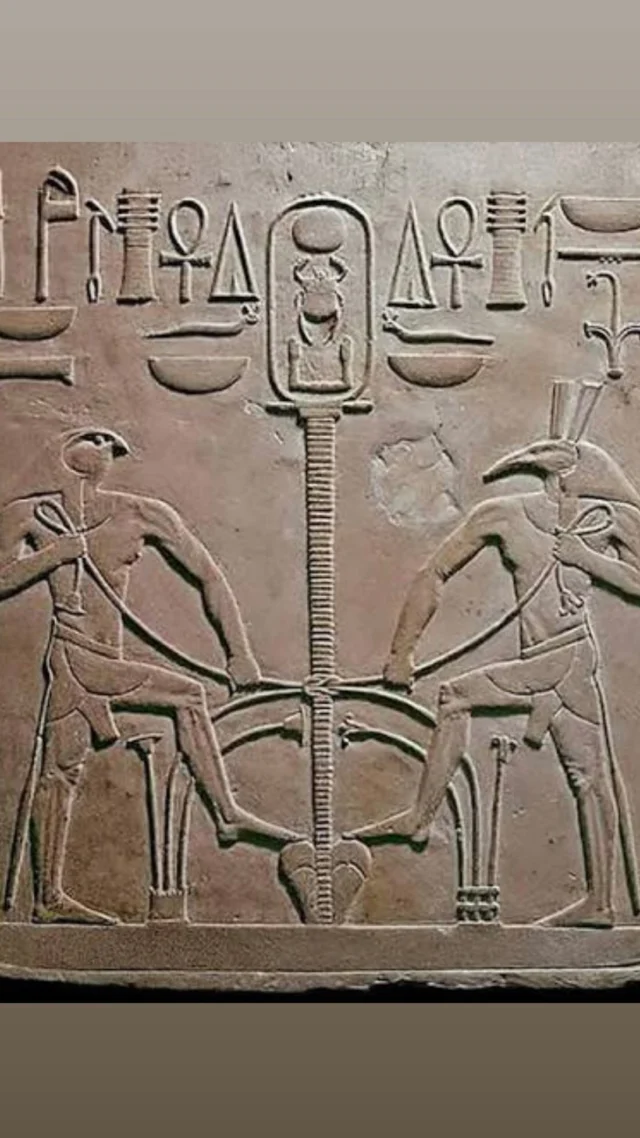 La batalla espiritual entre el bien y el mal es un concepto universal, presente en todas las tradiciones y religiones ancestrales. ¿Cuál es el sentido? ¿Podemos evitarla?Esta batalla se desarrolla en nuestro interior, la confrontación entre el orden y el caos, la luz y la oscuridad, el poder de destrucción y de creación. Forman parte de nuestra experiencia en la Tierra, son parte del juego de la encarnación.En la tradición del Antiguo Egipto, esta batalla espiritual era representada por Horus y Set. No puedo extenderme mucho aquí, pero Set personifica el caos, el poder de la sombra cuando no es reconocida.
Set, Isis, Osiris, Nephtys y Horus en Anciano, son hermanos que según el mito, encarnan en la Tierra. Por su naturaleza Divina, representan un papel muy importante en la historia de la humanidad.Horus como Anciano, representa la fuerza de la conciencia solar, la Iluminación. Como Horus el joven (encarnado en esta dimensión), trae esta conciencia solar e iluminada a la Tierra, como parte de la maestría interna. Es hijo de Isis y de Osiris. Personifica la autoridad interior que le viene dada por su origen y linaje Divino 🧬.Horus y Set, quien asesinó a Osiris en su búsqueda de poder, libran muchas batallas. Y he aquí lo interesante: en el plano arquetípico, el mal nunca muere, sino que es controlado, es contenido. En la conciencia mítica, el bien siempre triunfa. Y lo hace a través de la integración de las dos fuerzas dentro de uno mismo: luz y oscuridad, orden y caos. Ese es el camino del alquimista, del guerrero, del rey. El camino del Iniciado: alcanzar la automaestría, elevar nuestra consciencia a la dimensión mítica. Así nos convertimos en Horus (o Buda, Cristo, Quetzalcoatl), ascendemos y recordamos que somos dioses.
Una conciencia liberada no se puede controlar. La paz llega desde dentro como resultado de nuestro trabajo interior. Es desde ahí como muchas conciencias liberadas podemos generar un campo desde el cual podemos crear el mundo más bello que podamos imaginar. Y traer, como hacían nuestros ancestros egipcios, el Cielo a la Tierra.“Así como es arriba, es abajo. Así como es adentro, es afuera.”
— Hermes Trimegisto (Thoth, Djehuty)