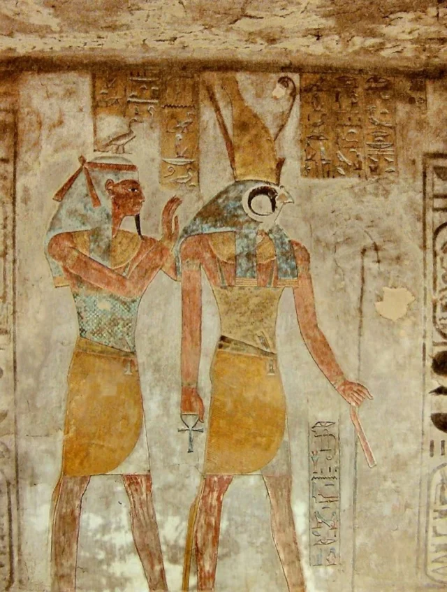 Como miembros de un orden cósmico natural, los egipcios se sentían y se veían a sí mismos participantes activos en el drama de la vida sagrada. La interacción entre los Neteru y los seres humanos se entendía como un proceso natural y continuo.La Astronomía Sagrada consideró que cada cuerpo celeste contiene el Ka (esencia espiritual) de un Neter; es equivalente a su forma natural.
Los templos fueron construidos como “receptáculos” en los que la fuerza inmaterial de los Neteru, su Ka, pudiera ser contenida y luego dispersada hacia las personas. Como resultado, el santuario de cada Neter en Egipto antiguo estaba, en todos los aspectos astronómicos, armoniosamente alineado con el cuerpo celeste que representaba el Ka del Neter, para que su esencia pudiera ser transmitida al receptáculo del templo.A través de la meditación, podemos hacer resonar nuestras células con estos principios cósmicos, y en esta resonancia simpática con estos campos de conciencia, ser transformados por ellos. Así nos convertimos en vasijas, en cuerpos/templo. Mantener este vínculo se consigue día a día poniendo conciencia en nuestro mundo interior, mediante la atención, la observación y estando presentes en la propia vida. En un nivel más profundo, a través del ritual y la ofrenda.♍️ Virgo: GEB, Neter de la Tierra (info completa en el post anterior)Principio: Creación.
Función: Vegetación, asociado a las plantas medicinales.
Animales asociados: Ganso, Pato, lagarto.
Piedra: Ámbar
Metal: Bronce
Árbol: Persea